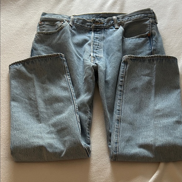 Levi's Men's Light Wash 501 Original Straight Leg Blue Jeans, 35W x 30L - Picture 3 of 13